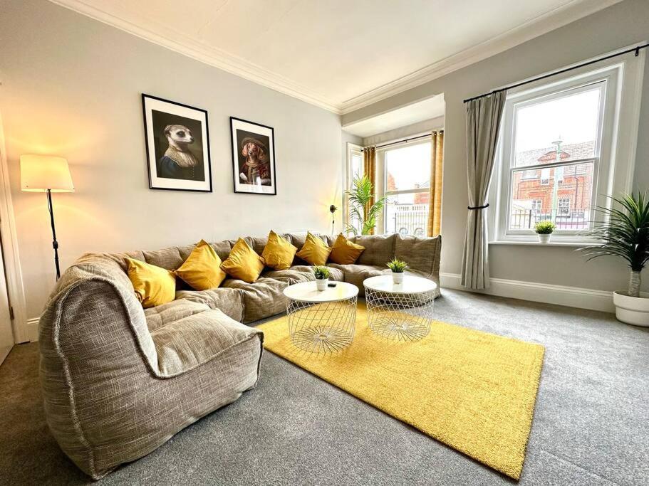 Massive 4 Bedroom Duplex Apartment - Sleeps Up To 10 People - Free Parking - 5 Minutes To The Best Beach! - Great Location - Fast Wifi - Smart Tv - Newly Decorated - Sleeps Up To 10! Close To Bournemouth & Poole Town Centre & Sandbanks Extérieur photo