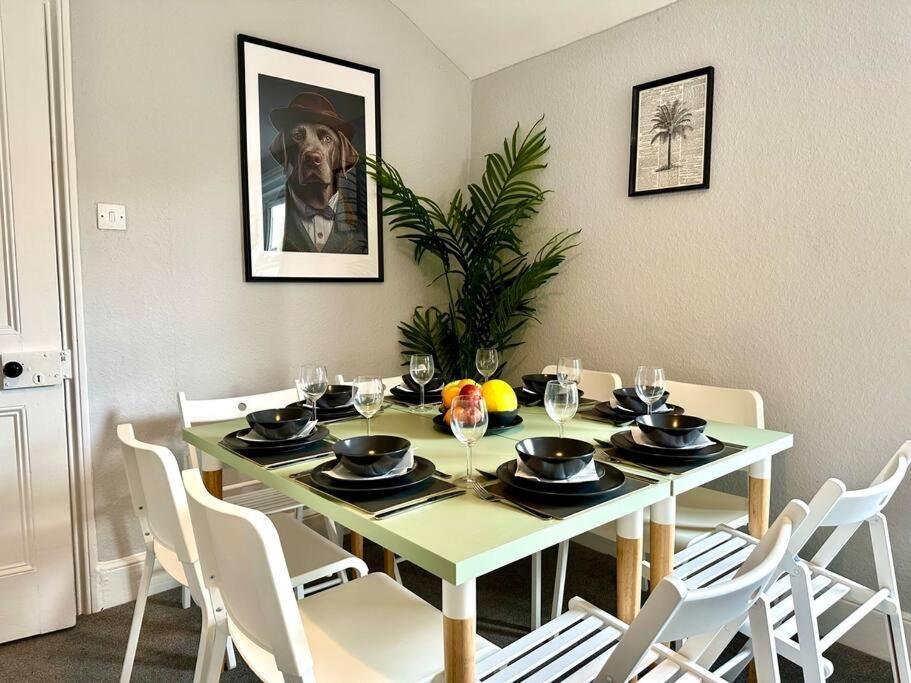 Massive 4 Bedroom Duplex Apartment - Sleeps Up To 10 People - Free Parking - 5 Minutes To The Best Beach! - Great Location - Fast Wifi - Smart Tv - Newly Decorated - Sleeps Up To 10! Close To Bournemouth & Poole Town Centre & Sandbanks Extérieur photo
