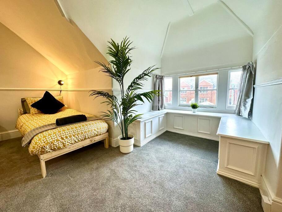Massive 4 Bedroom Duplex Apartment - Sleeps Up To 10 People - Free Parking - 5 Minutes To The Best Beach! - Great Location - Fast Wifi - Smart Tv - Newly Decorated - Sleeps Up To 10! Close To Bournemouth & Poole Town Centre & Sandbanks Extérieur photo