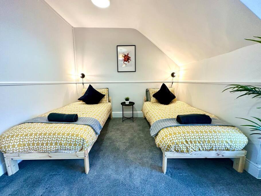 Massive 4 Bedroom Duplex Apartment - Sleeps Up To 10 People - Free Parking - 5 Minutes To The Best Beach! - Great Location - Fast Wifi - Smart Tv - Newly Decorated - Sleeps Up To 10! Close To Bournemouth & Poole Town Centre & Sandbanks Extérieur photo