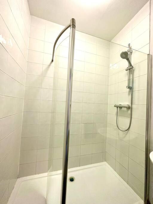 Massive 4 Bedroom Duplex Apartment - Sleeps Up To 10 People - Free Parking - 5 Minutes To The Best Beach! - Great Location - Fast Wifi - Smart Tv - Newly Decorated - Sleeps Up To 10! Close To Bournemouth & Poole Town Centre & Sandbanks Extérieur photo