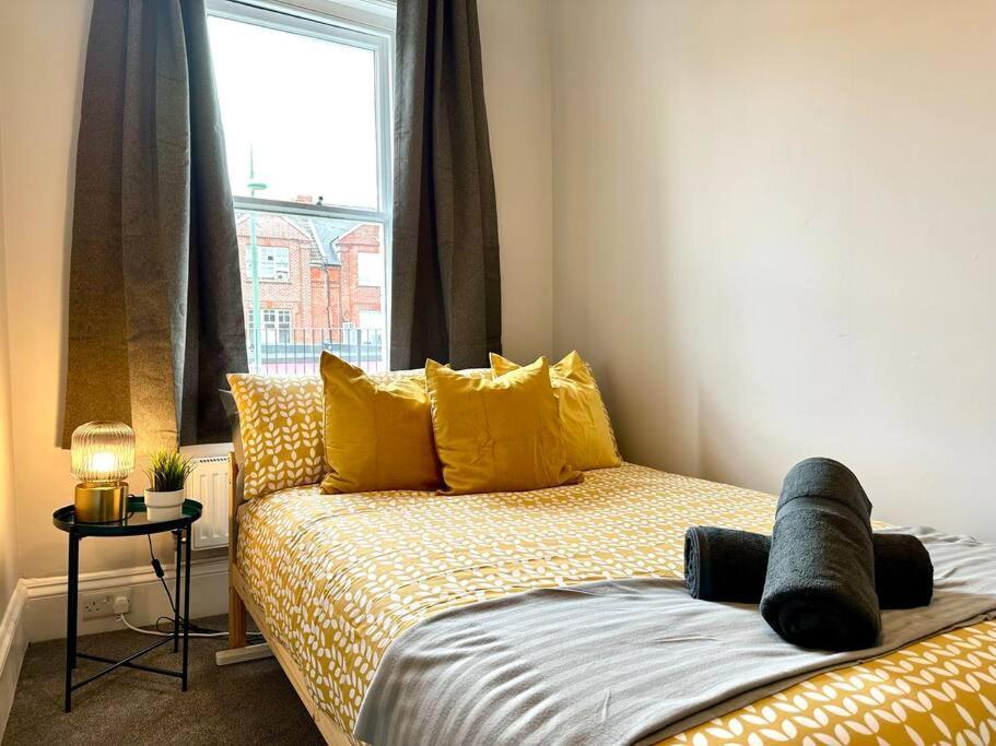 Massive 4 Bedroom Duplex Apartment - Sleeps Up To 10 People - Free Parking - 5 Minutes To The Best Beach! - Great Location - Fast Wifi - Smart Tv - Newly Decorated - Sleeps Up To 10! Close To Bournemouth & Poole Town Centre & Sandbanks Extérieur photo