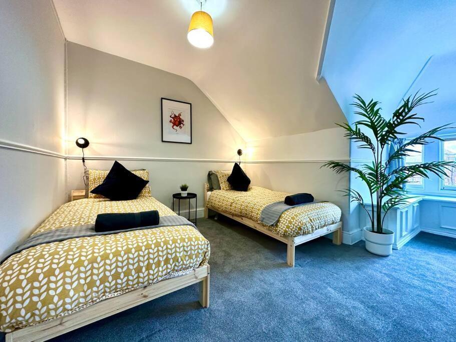 Massive 4 Bedroom Duplex Apartment - Sleeps Up To 10 People - Free Parking - 5 Minutes To The Best Beach! - Great Location - Fast Wifi - Smart Tv - Newly Decorated - Sleeps Up To 10! Close To Bournemouth & Poole Town Centre & Sandbanks Extérieur photo