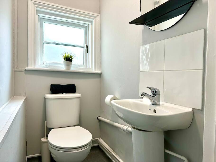 Massive 4 Bedroom Duplex Apartment - Sleeps Up To 10 People - Free Parking - 5 Minutes To The Best Beach! - Great Location - Fast Wifi - Smart Tv - Newly Decorated - Sleeps Up To 10! Close To Bournemouth & Poole Town Centre & Sandbanks Extérieur photo