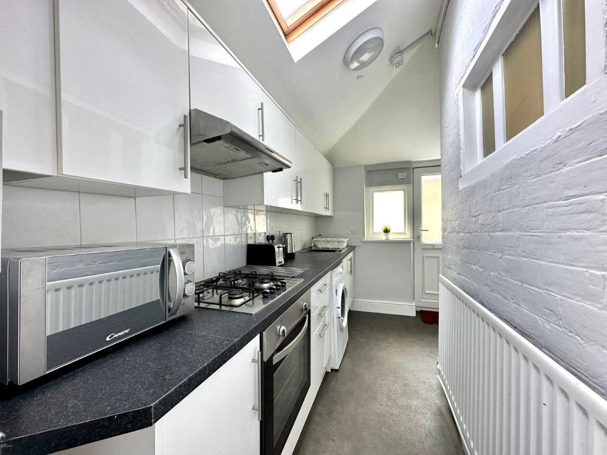 Massive 4 Bedroom Duplex Apartment - Sleeps Up To 10 People - Free Parking - 5 Minutes To The Best Beach! - Great Location - Fast Wifi - Smart Tv - Newly Decorated - Sleeps Up To 10! Close To Bournemouth & Poole Town Centre & Sandbanks Extérieur photo